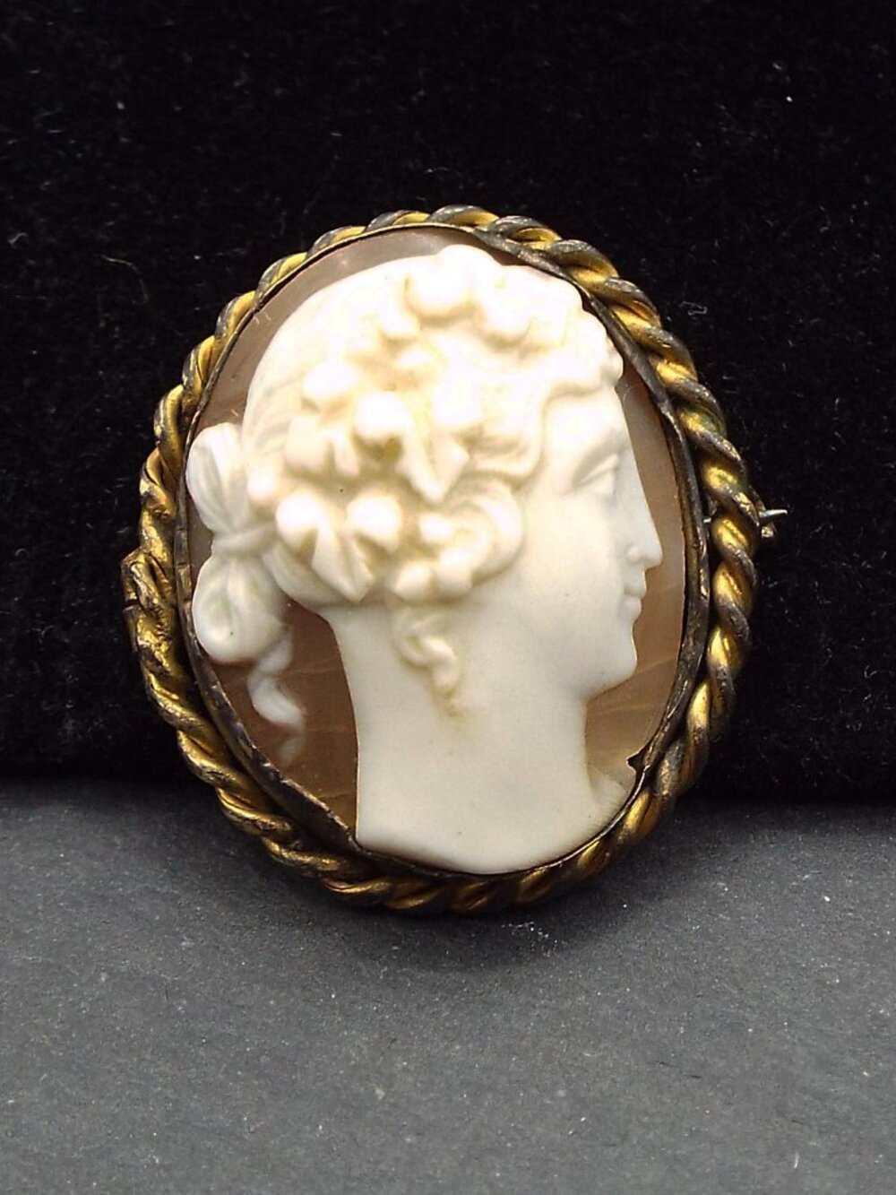 ANT. VICT. ROMAN GODDESS *VENUS* HANDCARVED HI-RELIEF SHELL CAMEO OVAL PIN 65